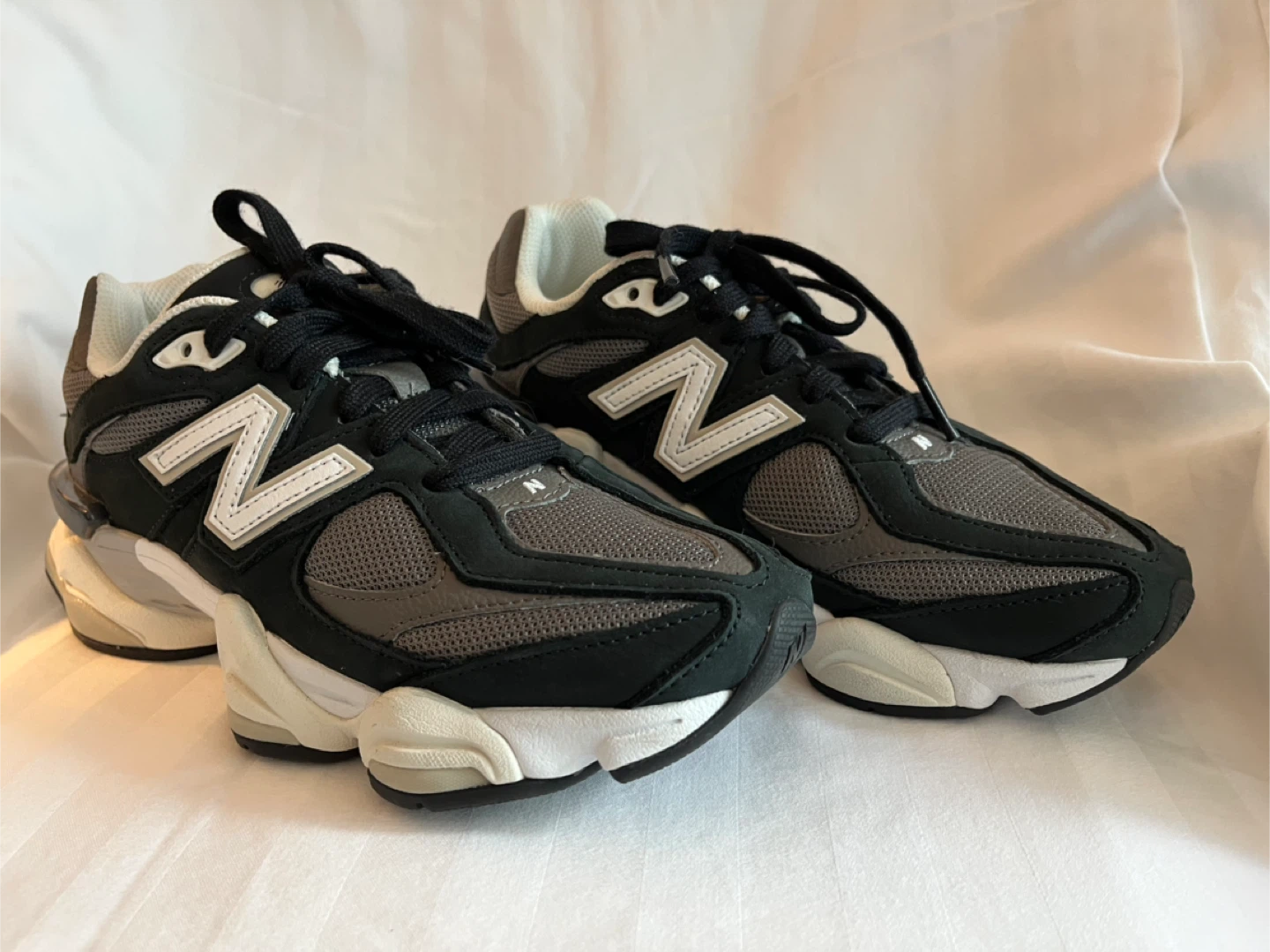 New Balance 9060 Sneakers (6M/7.5W)