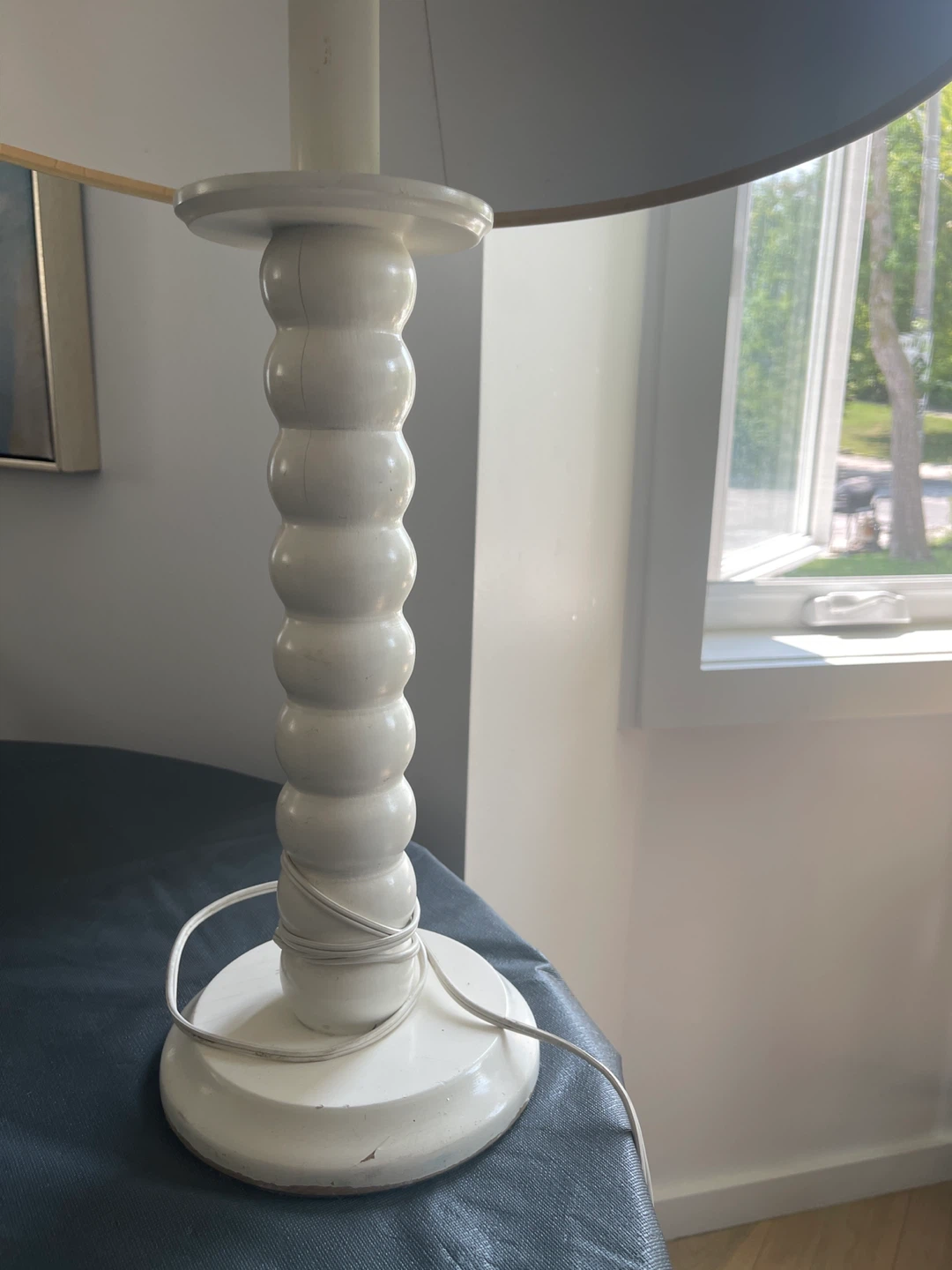 White Table Lamp with Cracked Shade - photo 5