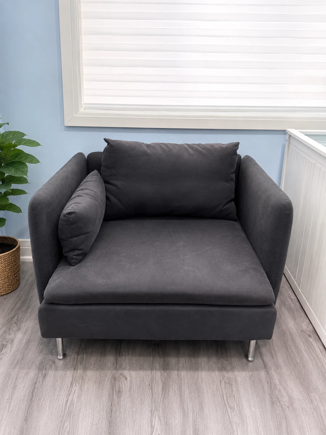 Modern Oversized Accent Chair – Dark Gray