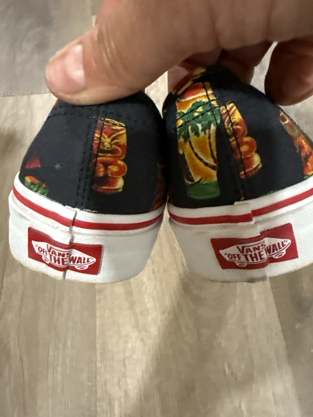 Vans "Off The Wall" Tiki Print Low Top Sneakers size 9 - photo 4