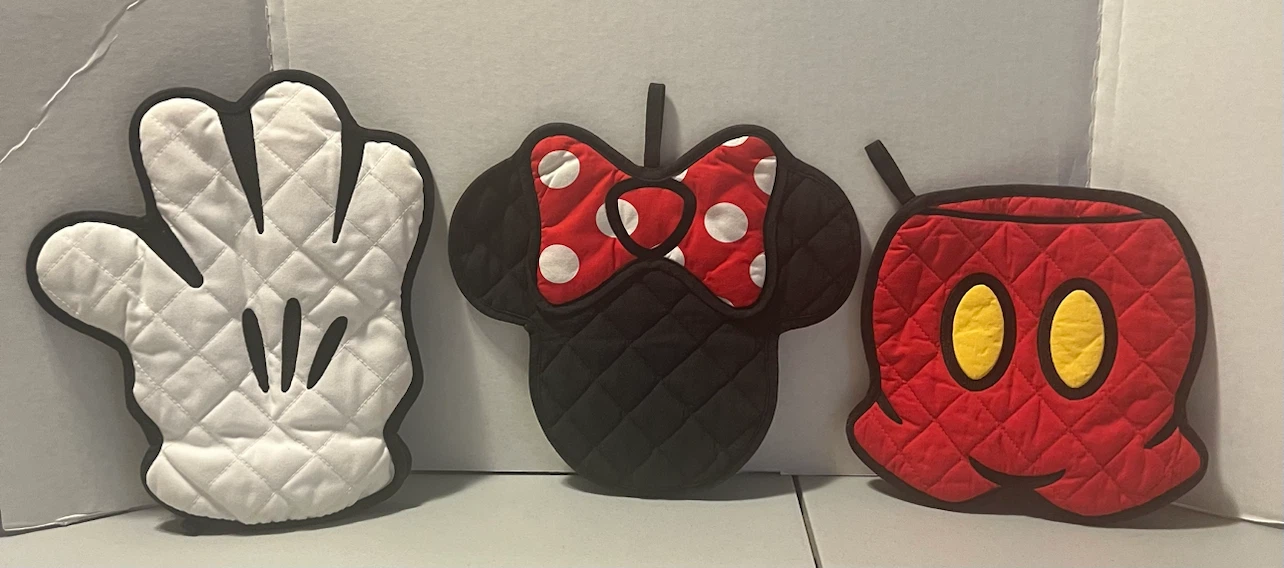 New Disney Parks Mickey & Minnie Mouse Quilted Pot Holders