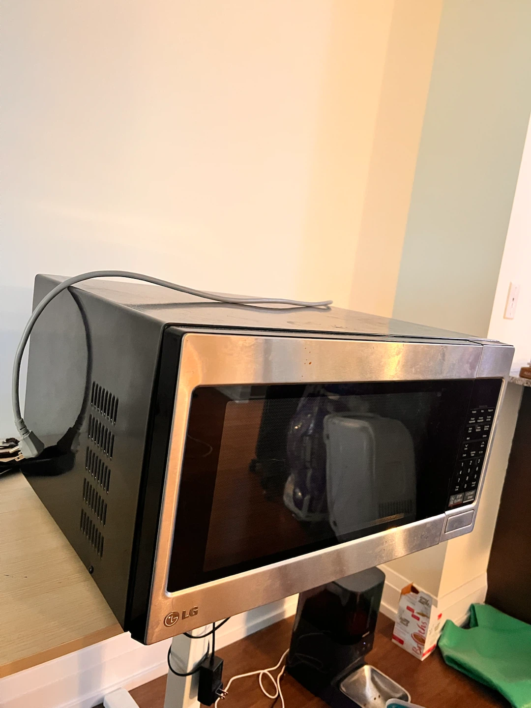 LG Microwave - photo 2