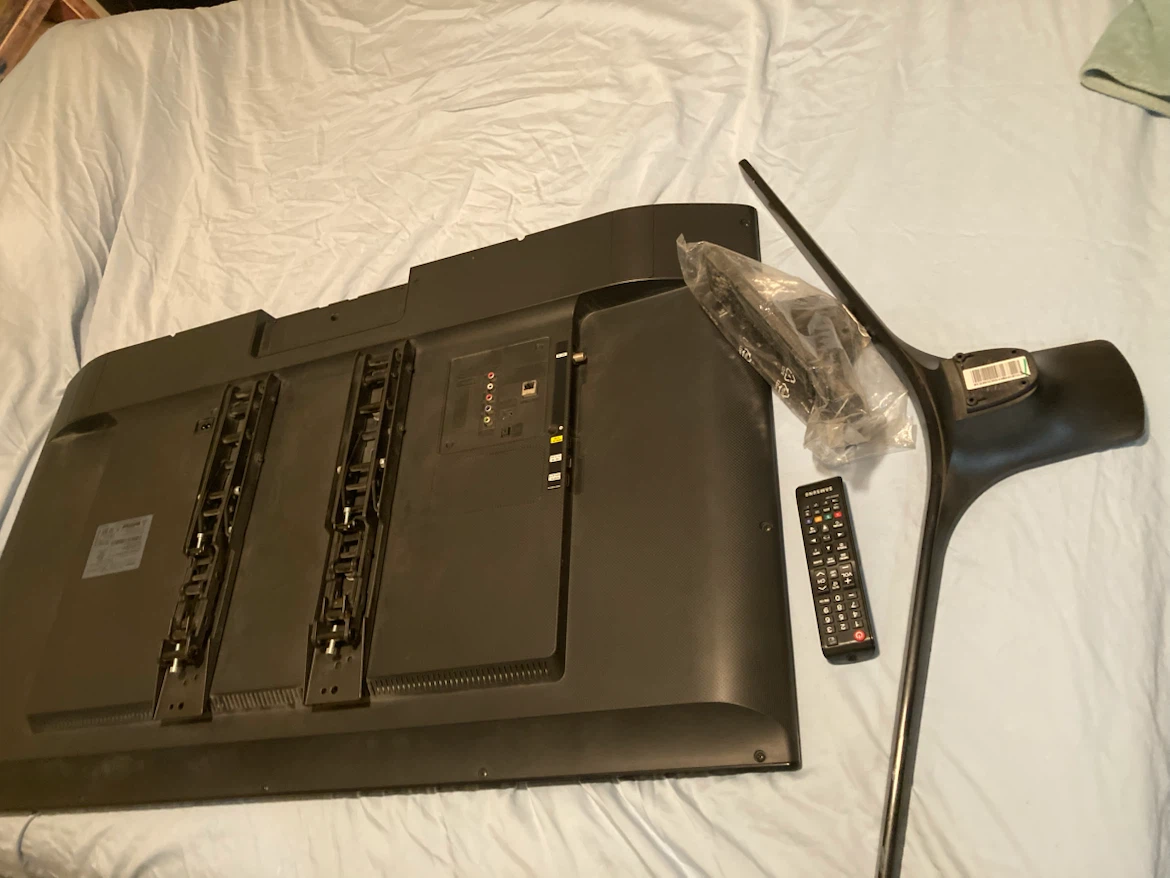 48” Samsung Smart TV & Wall Mount - photo 3