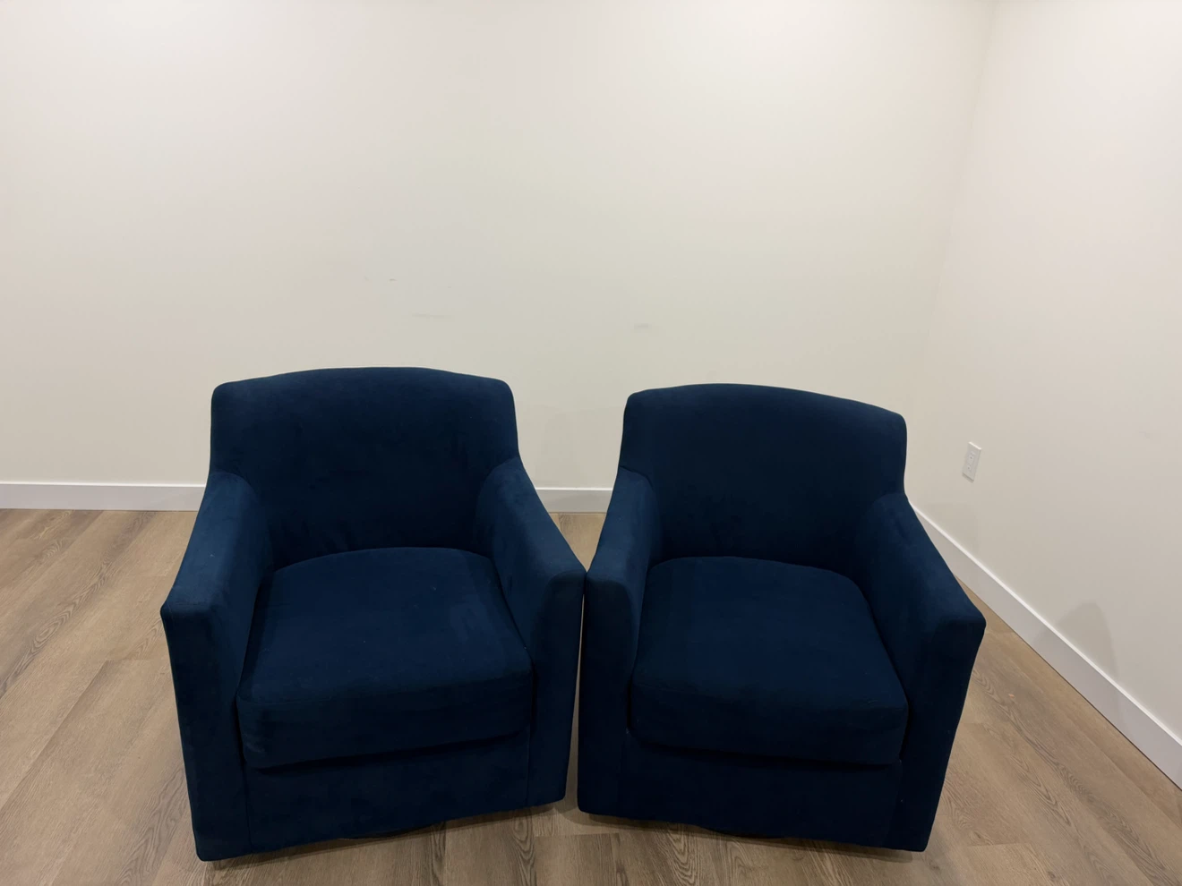 2x Blue Swivel Accent Chairs - photo 2