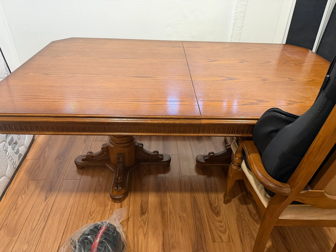 Extendable dining table with 6 chairs