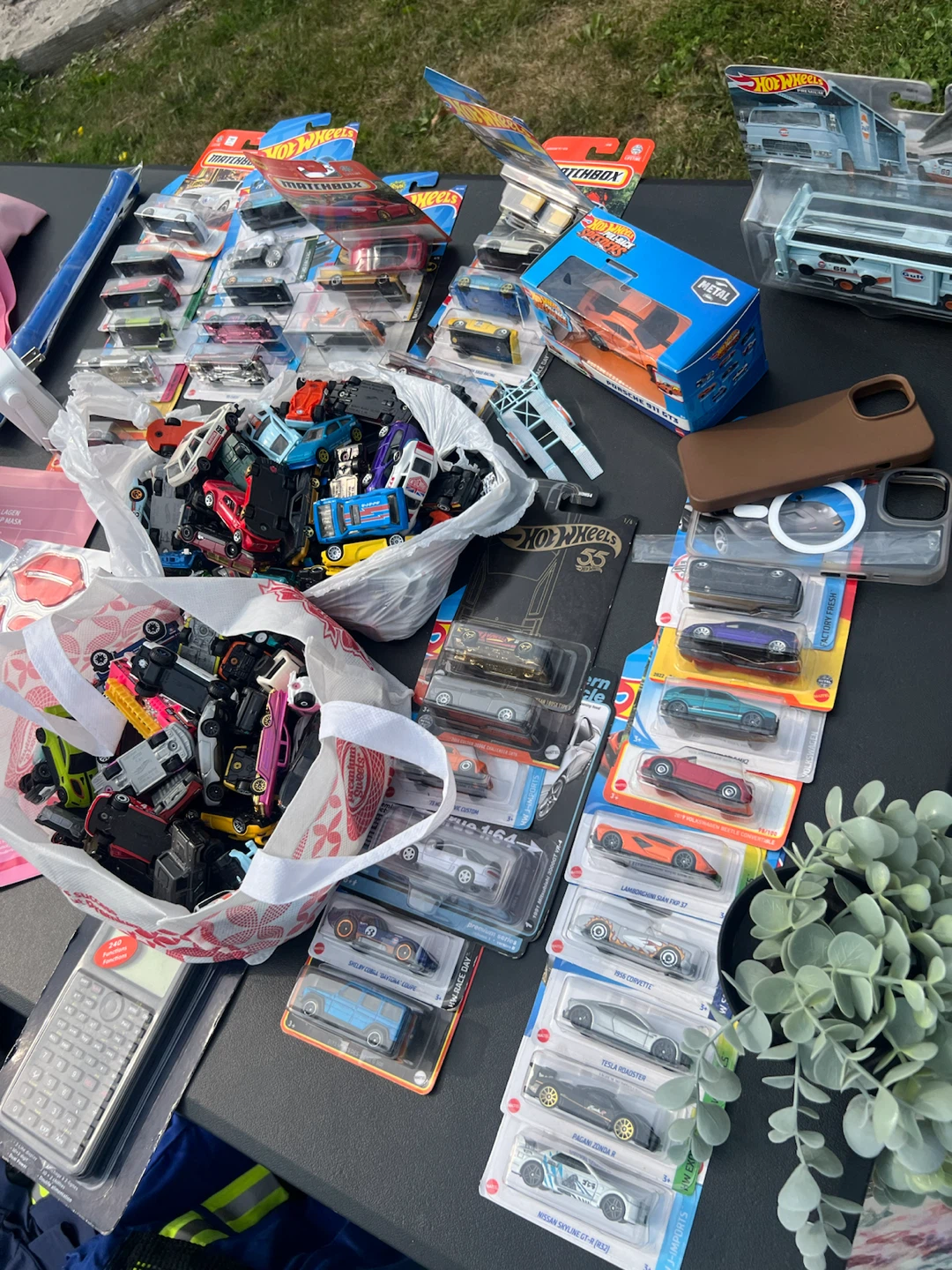 GARAGE SALE - Makeup, Toys, Decor, Hot Wheels - photo 4