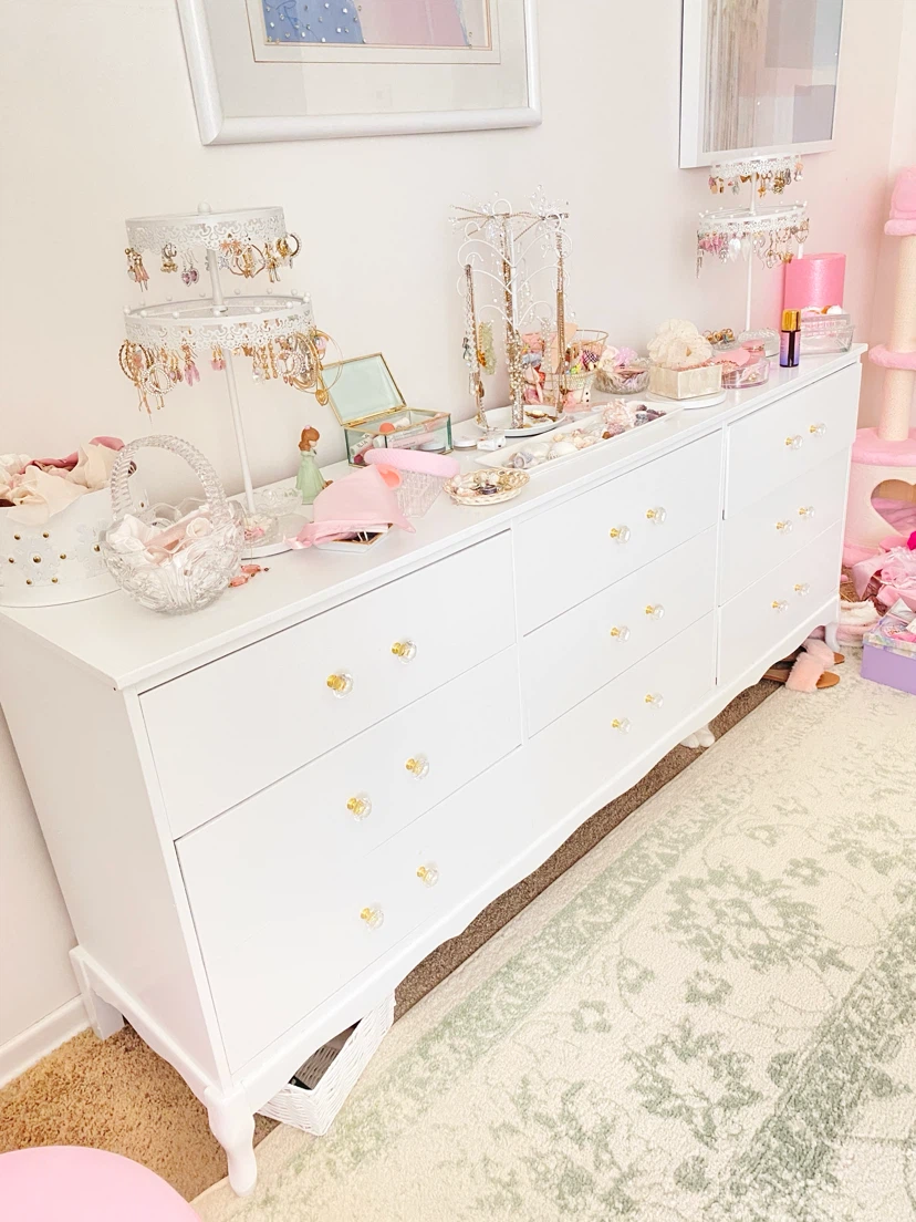 White antique Dresser with 9 Drawers