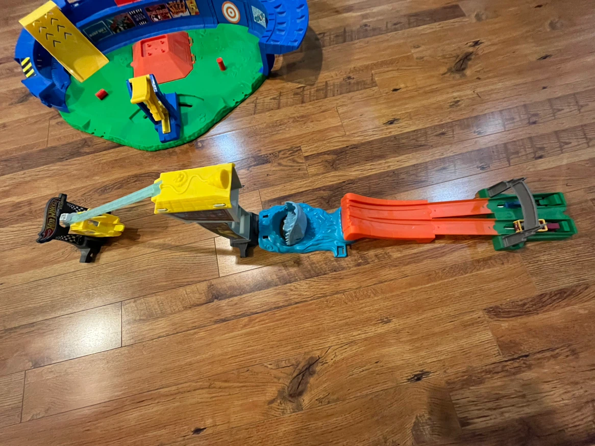 Hot Wheels Monster Trucks Volcano Arena Playset - photo 3
