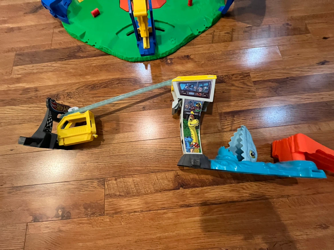 Hot Wheels Monster Trucks Volcano Arena Playset - photo 4