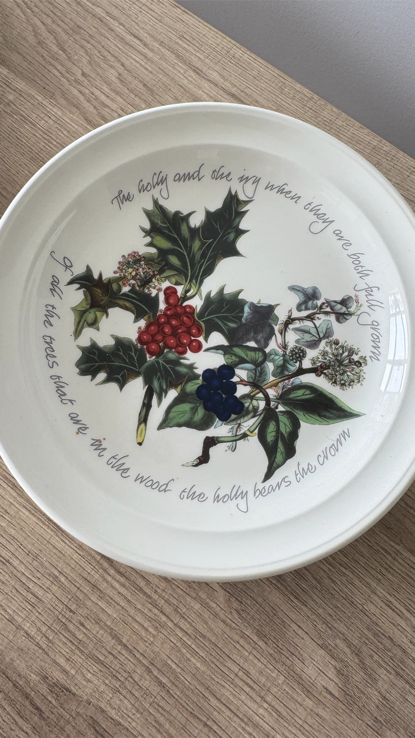 Holly and Ivy Decorative Plates Set