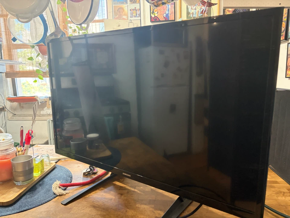 Samsung  Smart TV with Remote - photo 3