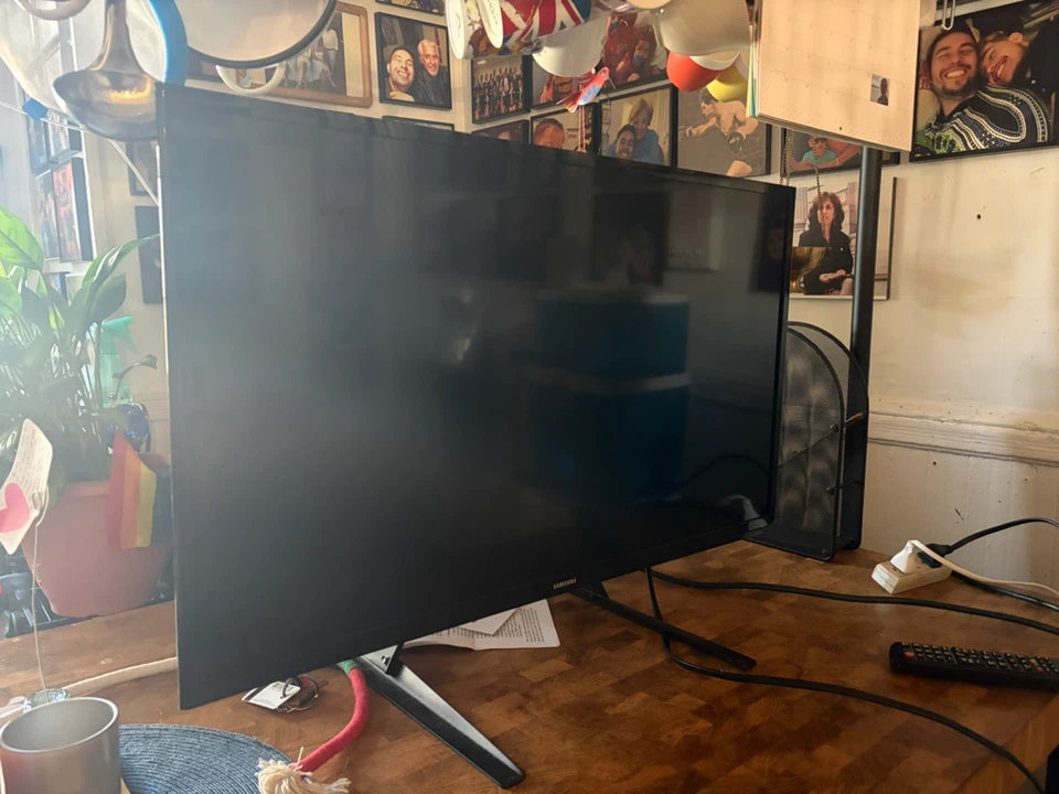 Samsung  Smart TV with Remote - photo 4