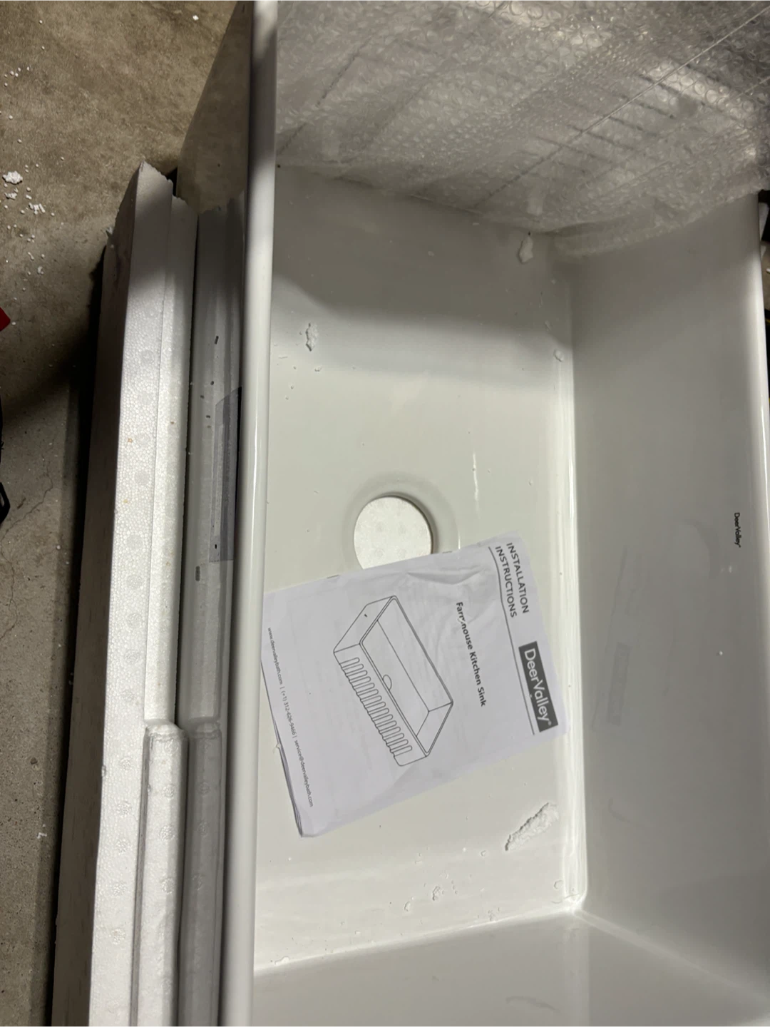 DeerValley Farmhouse Kitchen Sink 30"x18"- AS IS - photo 4