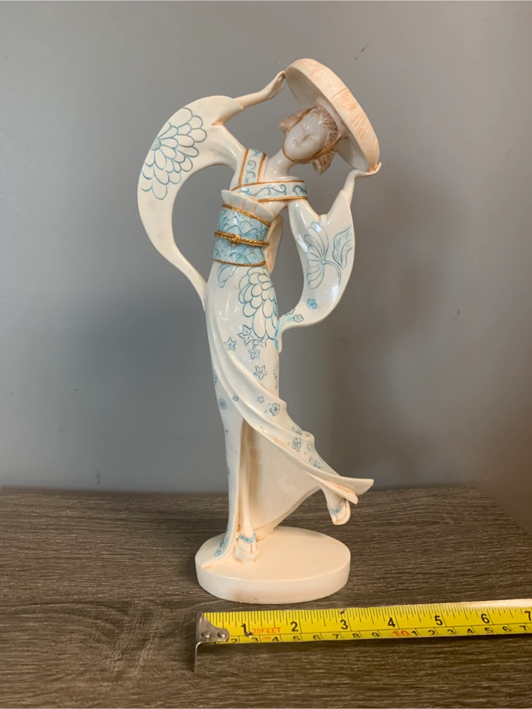 New- porcelain Geisha Figurine - photo 3