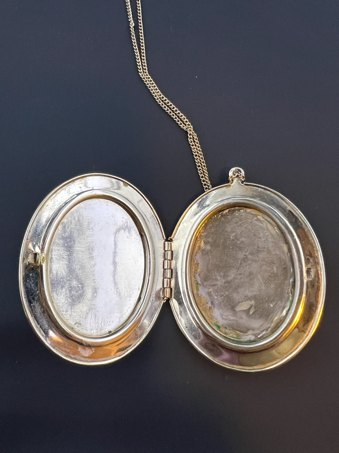 Vintage Gold-Tone Oval Locket Necklace - photo 3