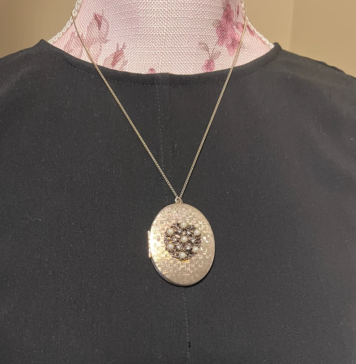 Vintage Gold-Tone Oval Locket Necklace - photo 5