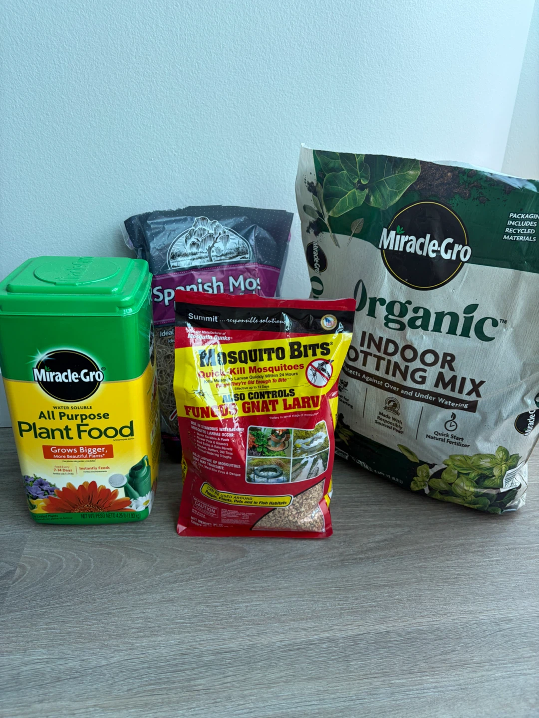 Miracle-Gro Organic Indoor Potting Mix & Plant Food Bundle