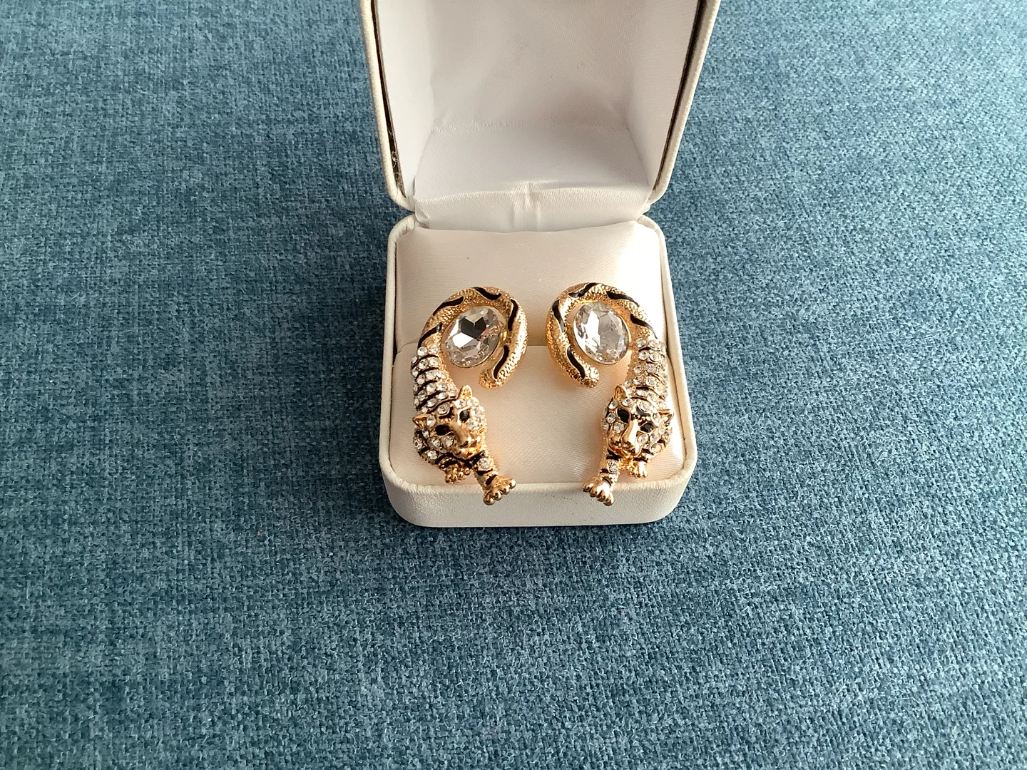 Sweet Gold Tone Tiger Earrings w Clear Crystals & Rhinestones 🐞 - photo 2