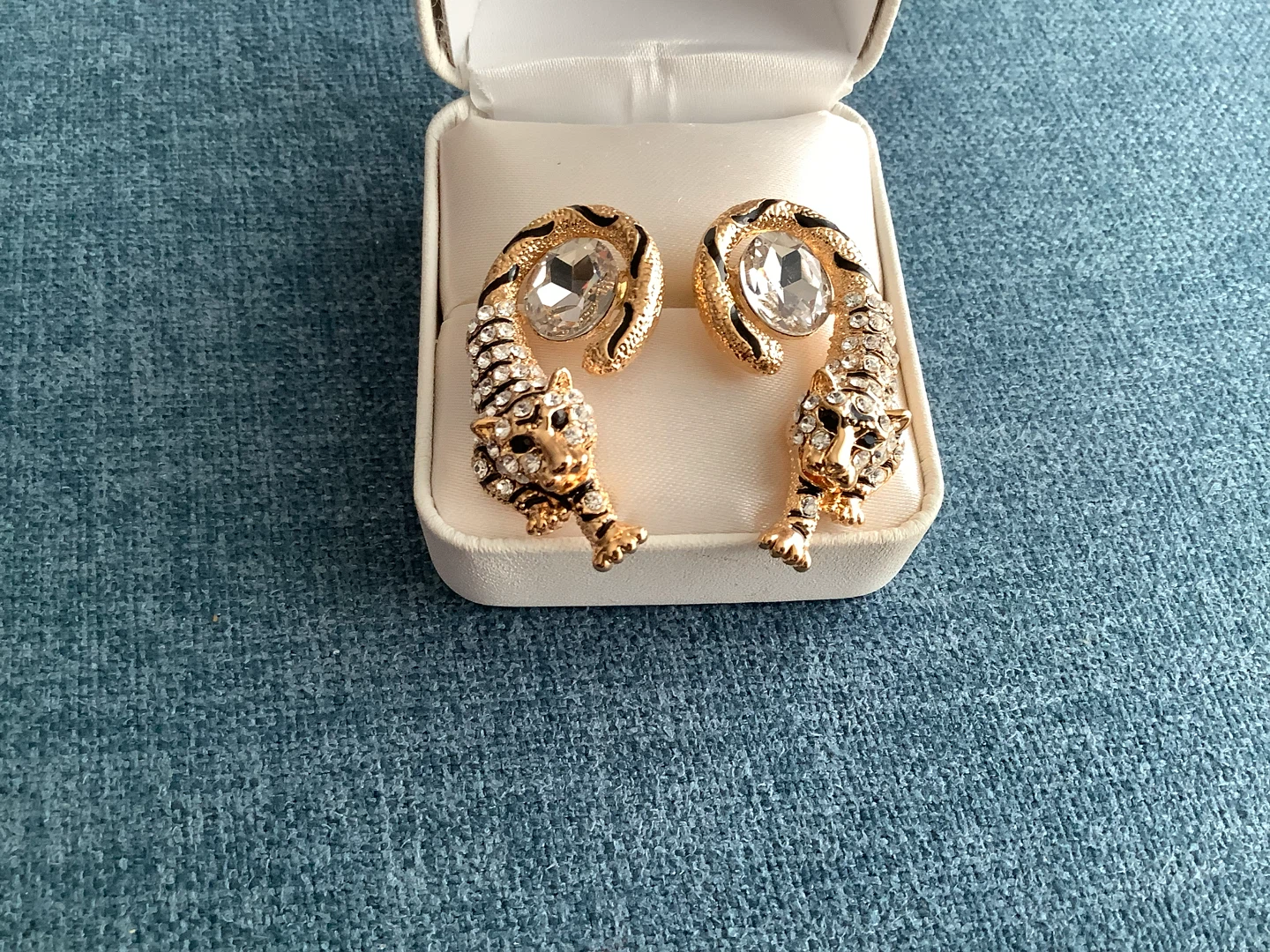 Sweet Gold Tone Tiger Earrings w Clear Crystals & Rhinestones 🐞 - photo 3