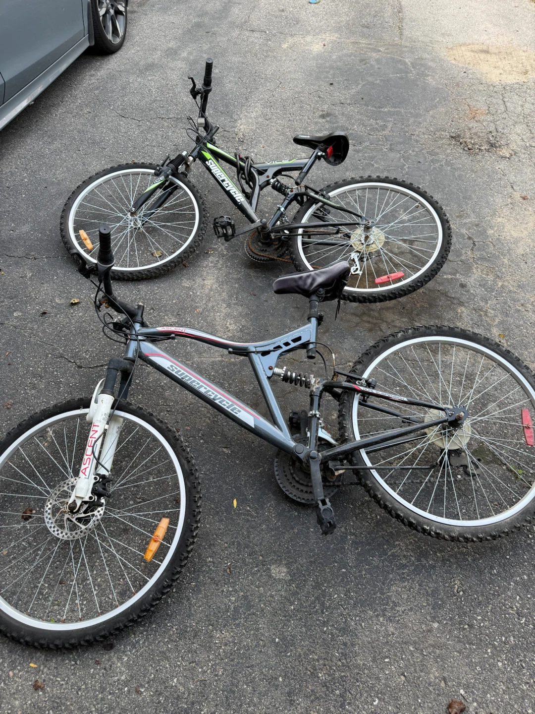 2 mountain bikes