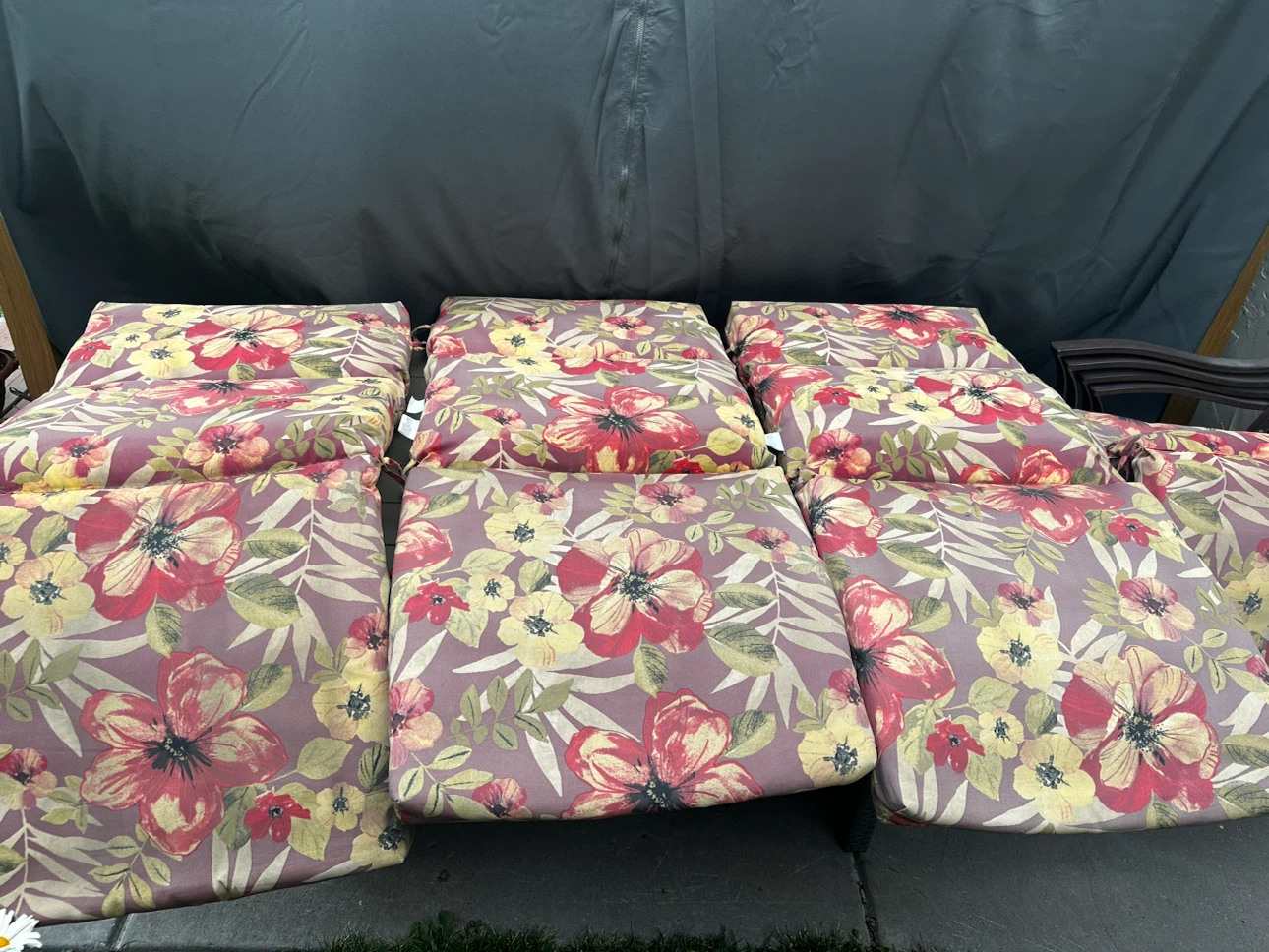 Patio chairs with cushions and a table - photo 2