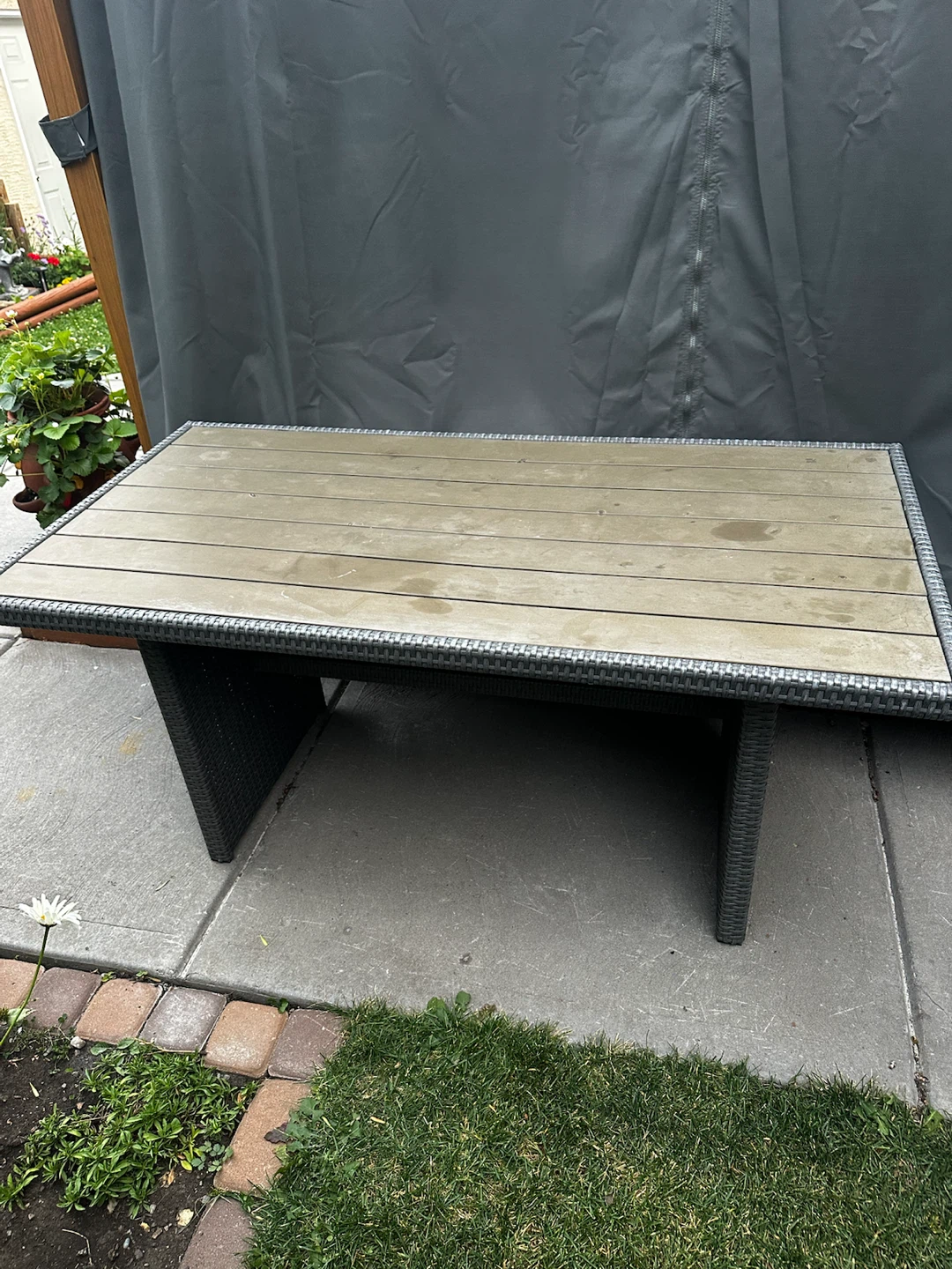 Patio chairs with cushions and a table - photo 3