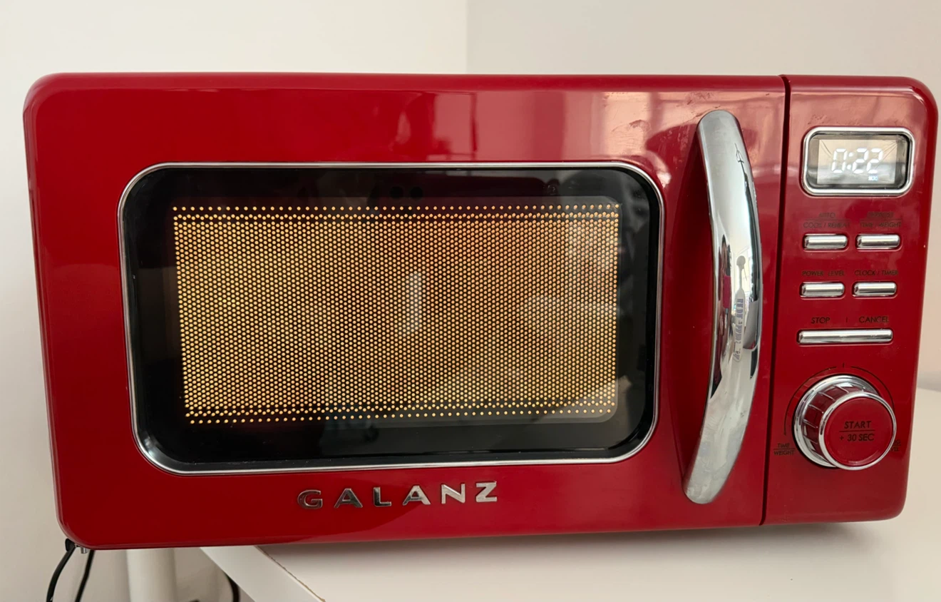 Galanz Retro Microwave Oven 0.7 Cu. Ft. 700W Red GLCMKZ07RDR07 - photo 2