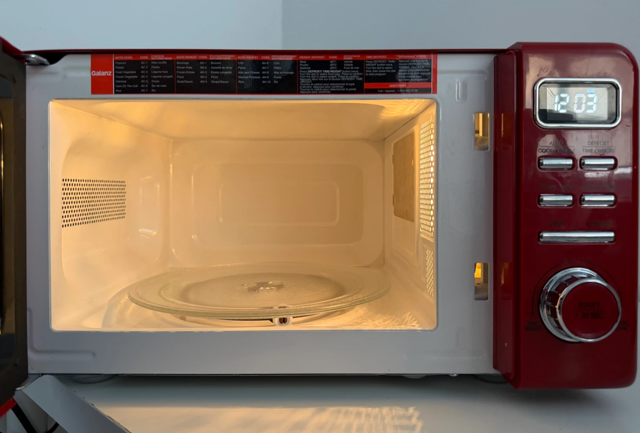 Galanz Retro Microwave Oven 0.7 Cu. Ft. 700W Red GLCMKZ07RDR07 - photo 3