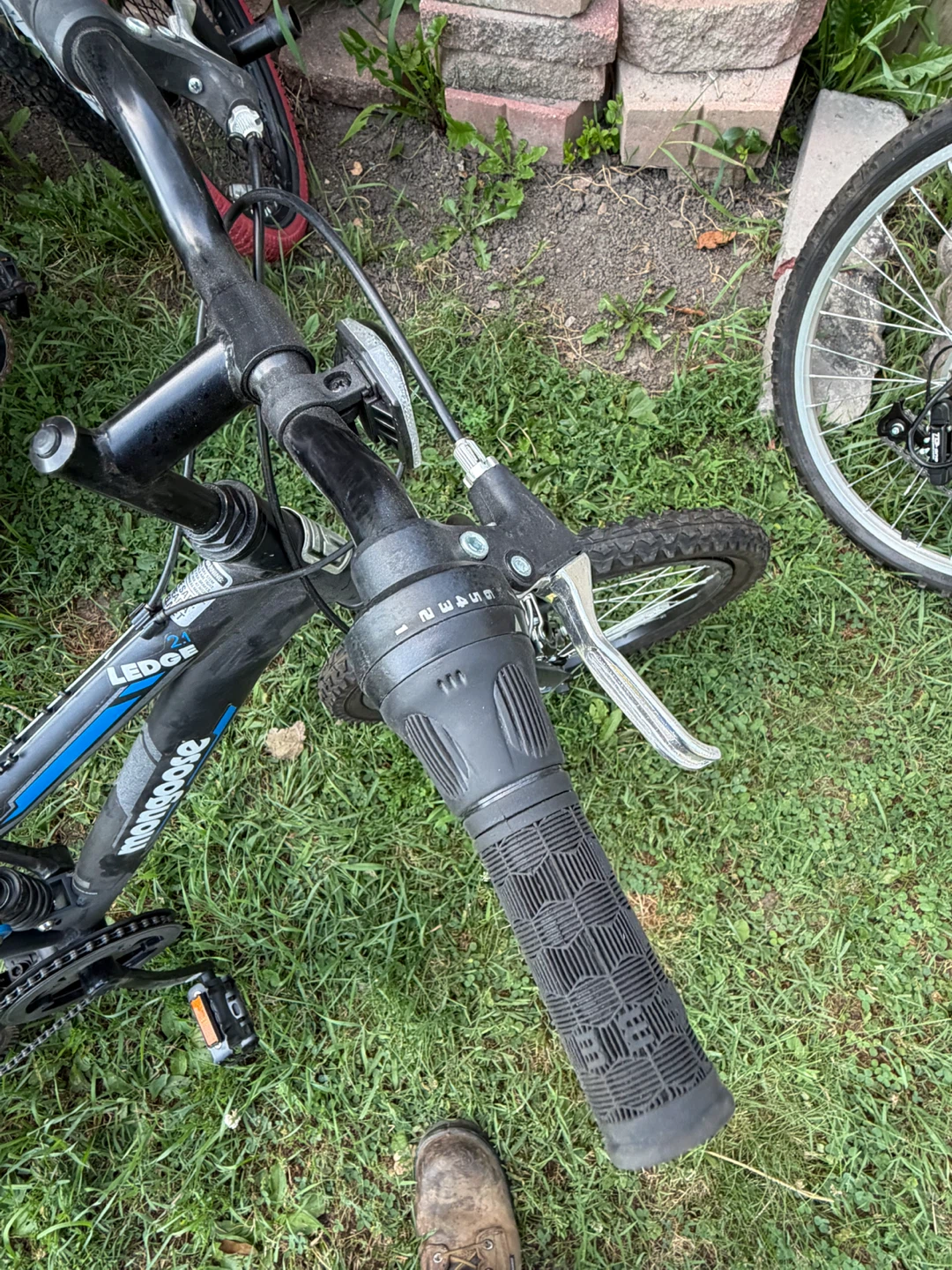 Mongoose Ledge 21-Speed Mountain Bike - photo 3