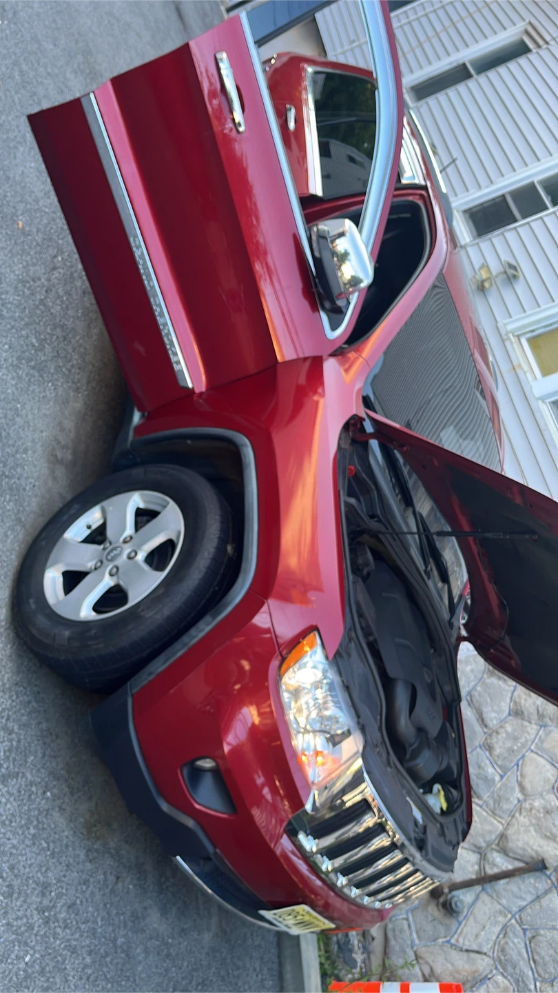 Red Jeep Grand Cherokee SUV - photo 3