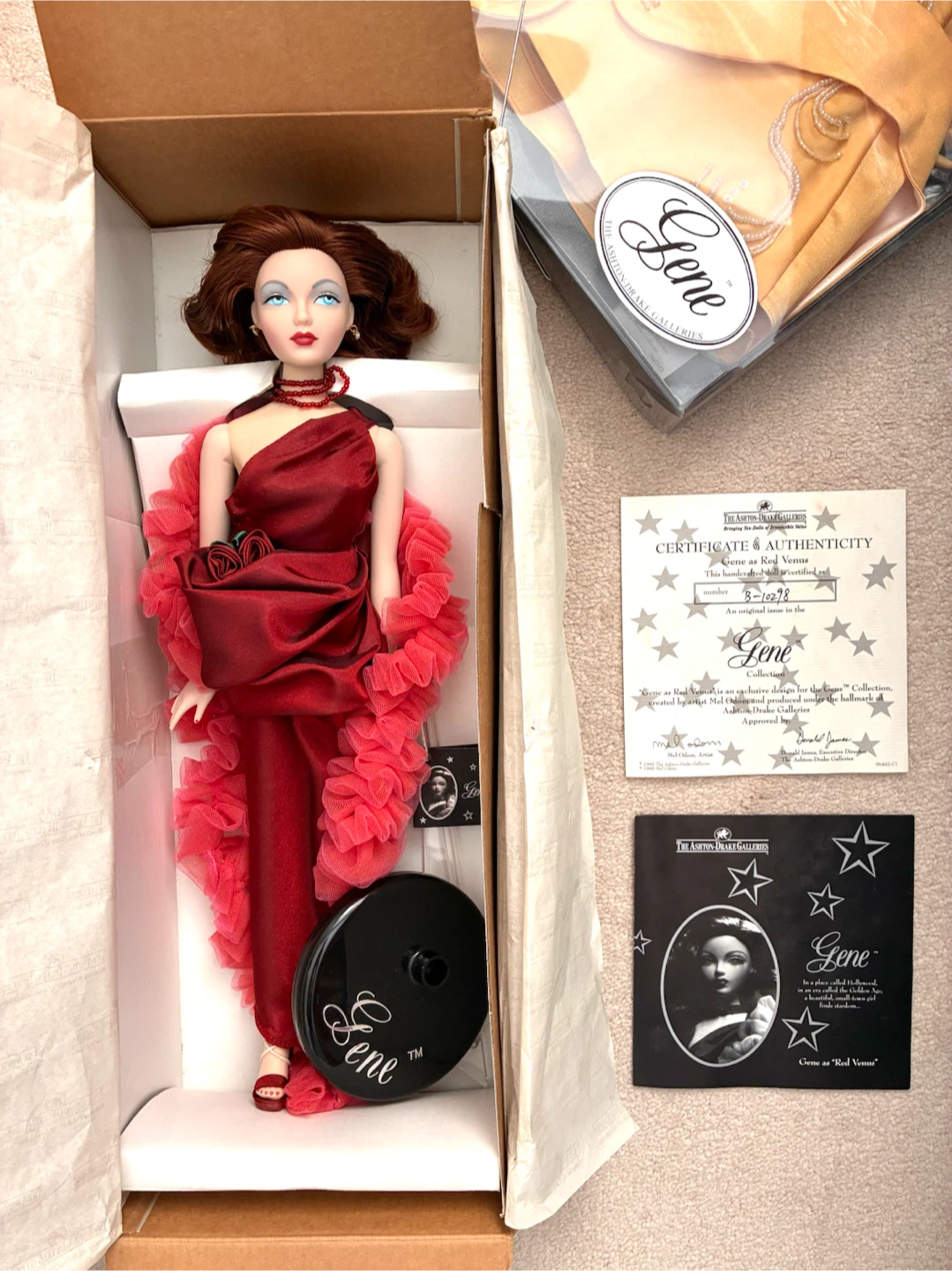 New Ashton Drake Red Venus Gene Doll + Kiss Me Gene Dress Kit - photo 2