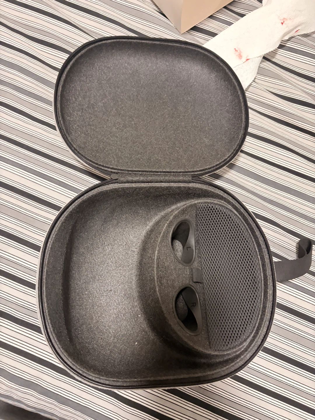Meta Quest 3S 256GB VR Headset With Case And Batman - photo 4