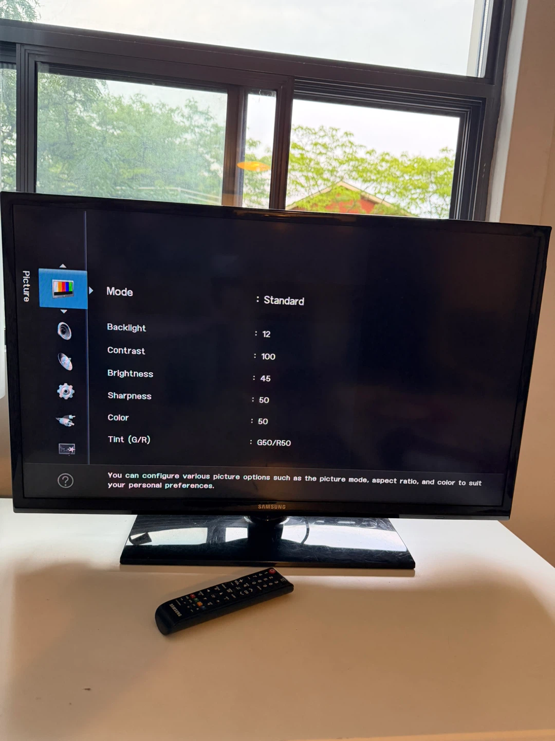 Samsung UN32EH4003F 32-inch HD TV with the remote and HDMI cable