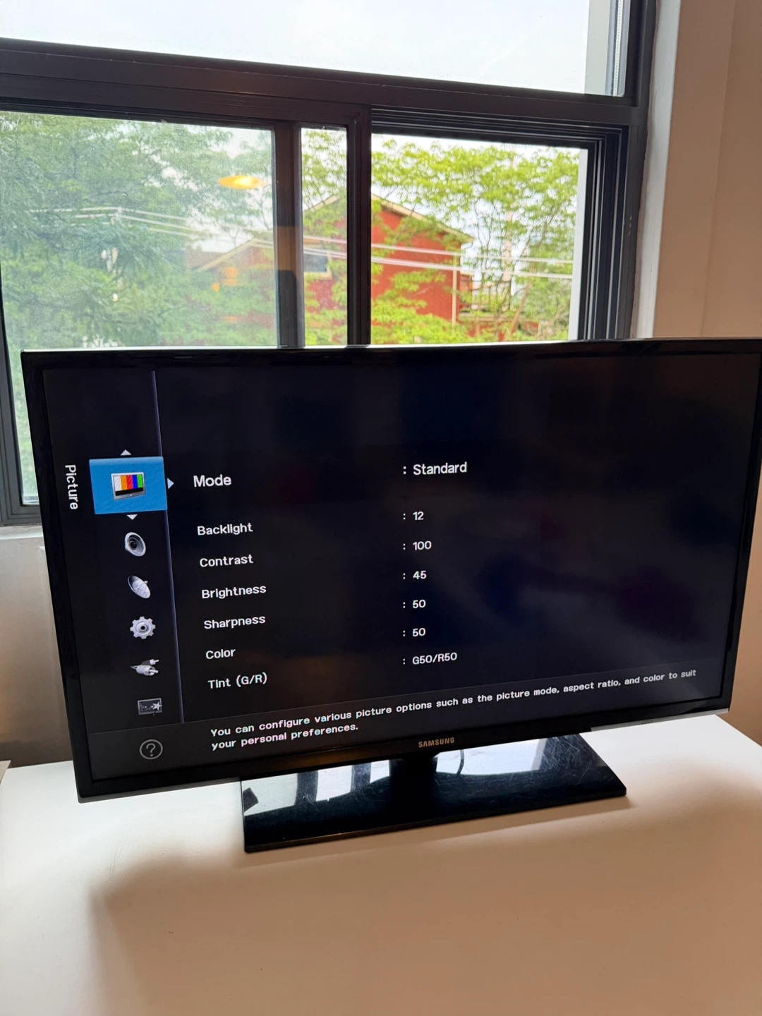 Samsung UN32EH4003F 32-inch HD TV with the remote and HDMI cable - photo 2