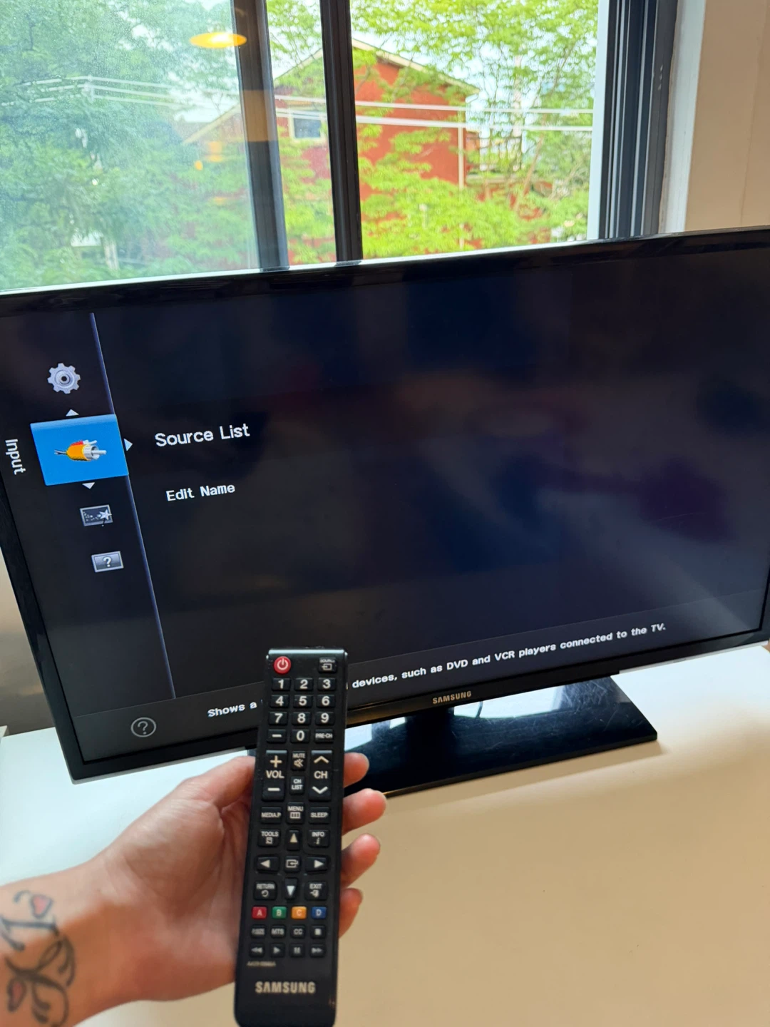Samsung UN32EH4003F 32-inch HD TV with the remote and HDMI cable - photo 3