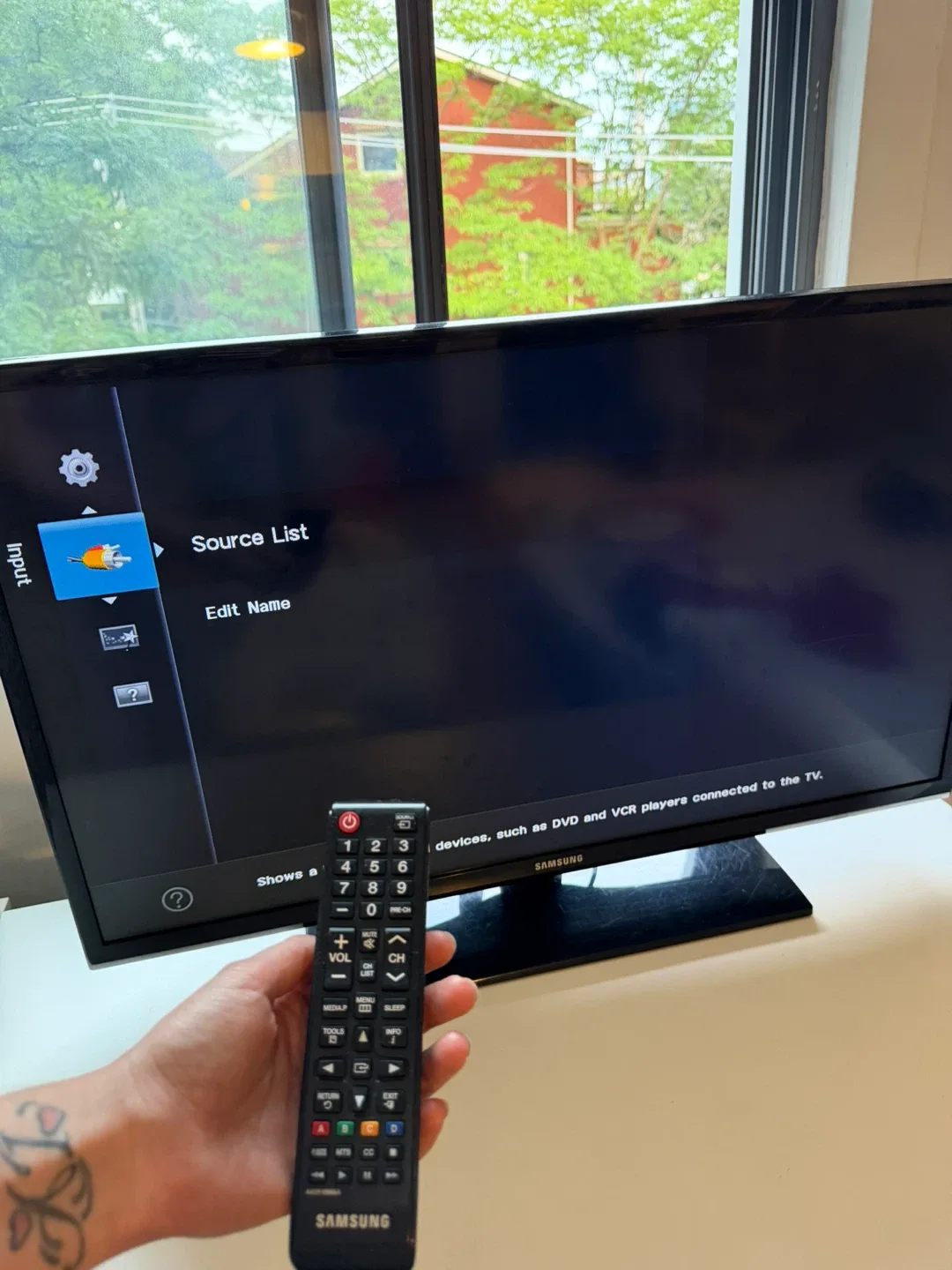 Samsung UN32EH4003F 32-inch HD TV with the remote and HDMI cable - photo 3