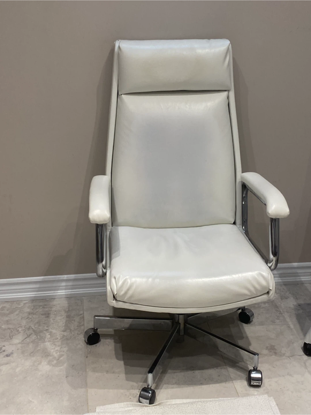 White Leather Office Chair or Salon Beauty Chair - photo 2