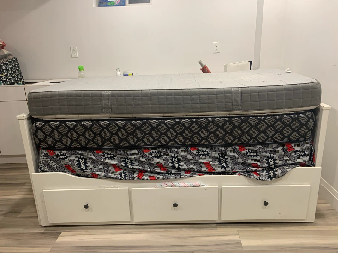 White Twin Daybed with Three Drawers and 2 mattresses