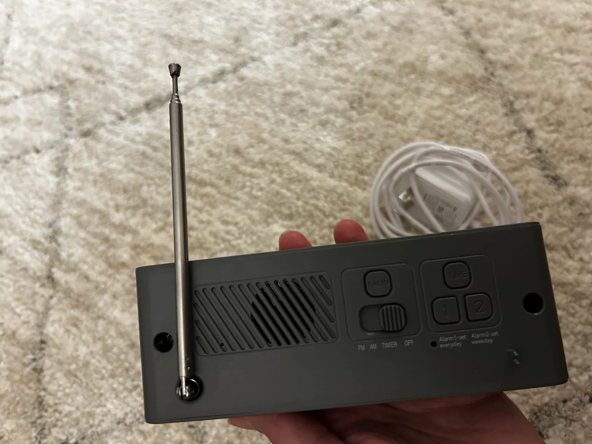 Digital Alarm Clock with FM/AM Radio - photo 2