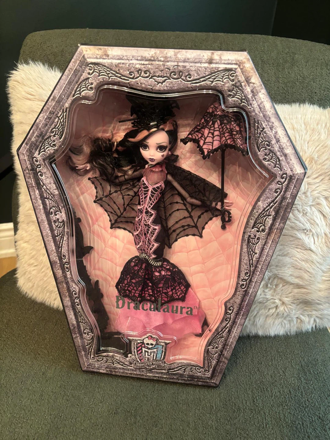 Monster High Adult Collector Draculaura Doll in Coffin Box - photo 2