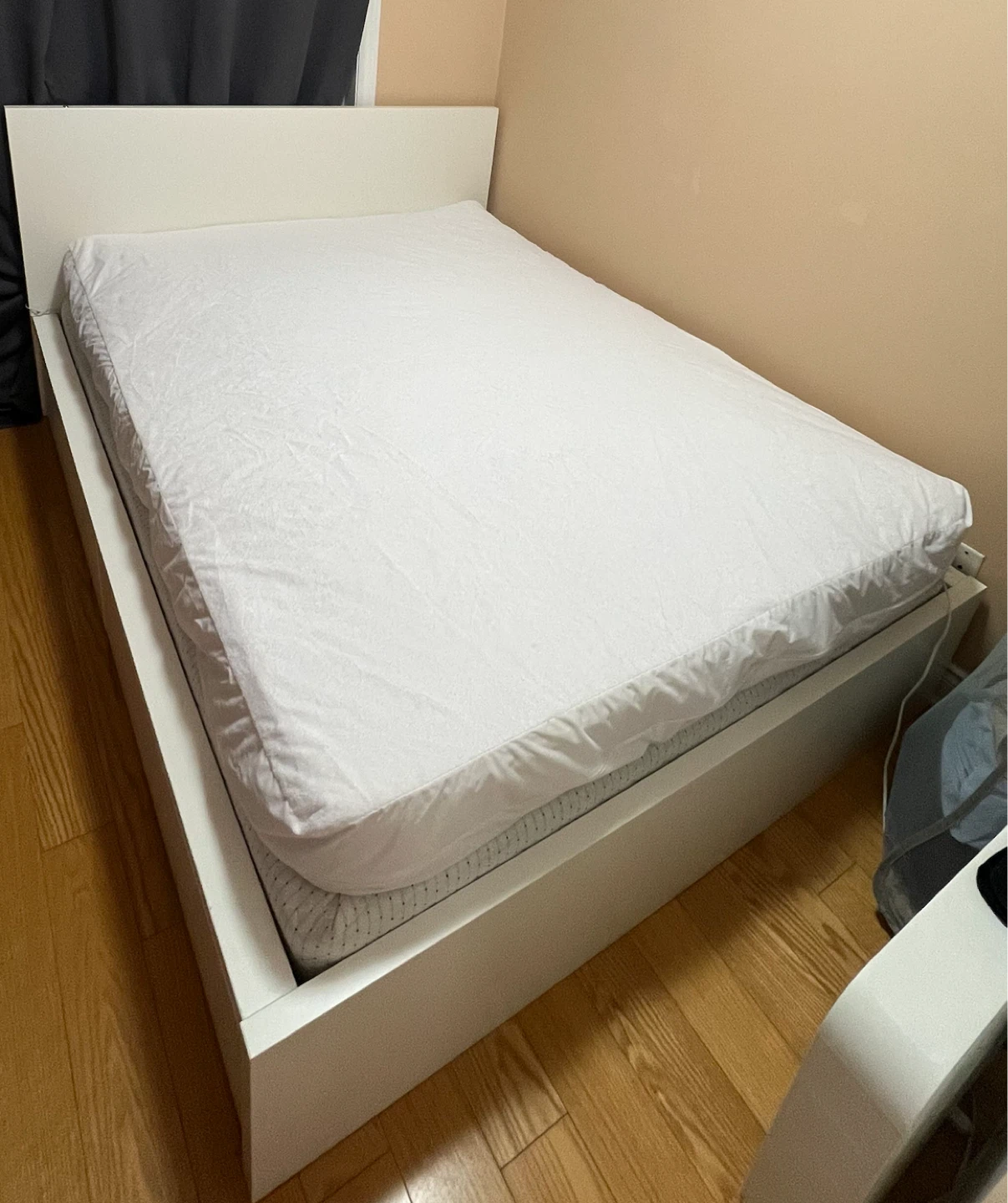 Queen bed frame IKEA MALM and Ikea mattress