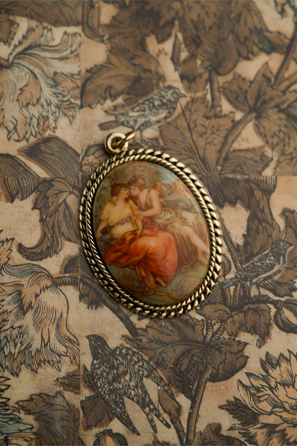 Vintage Oval Pendant with Classical Scene - photo 2
