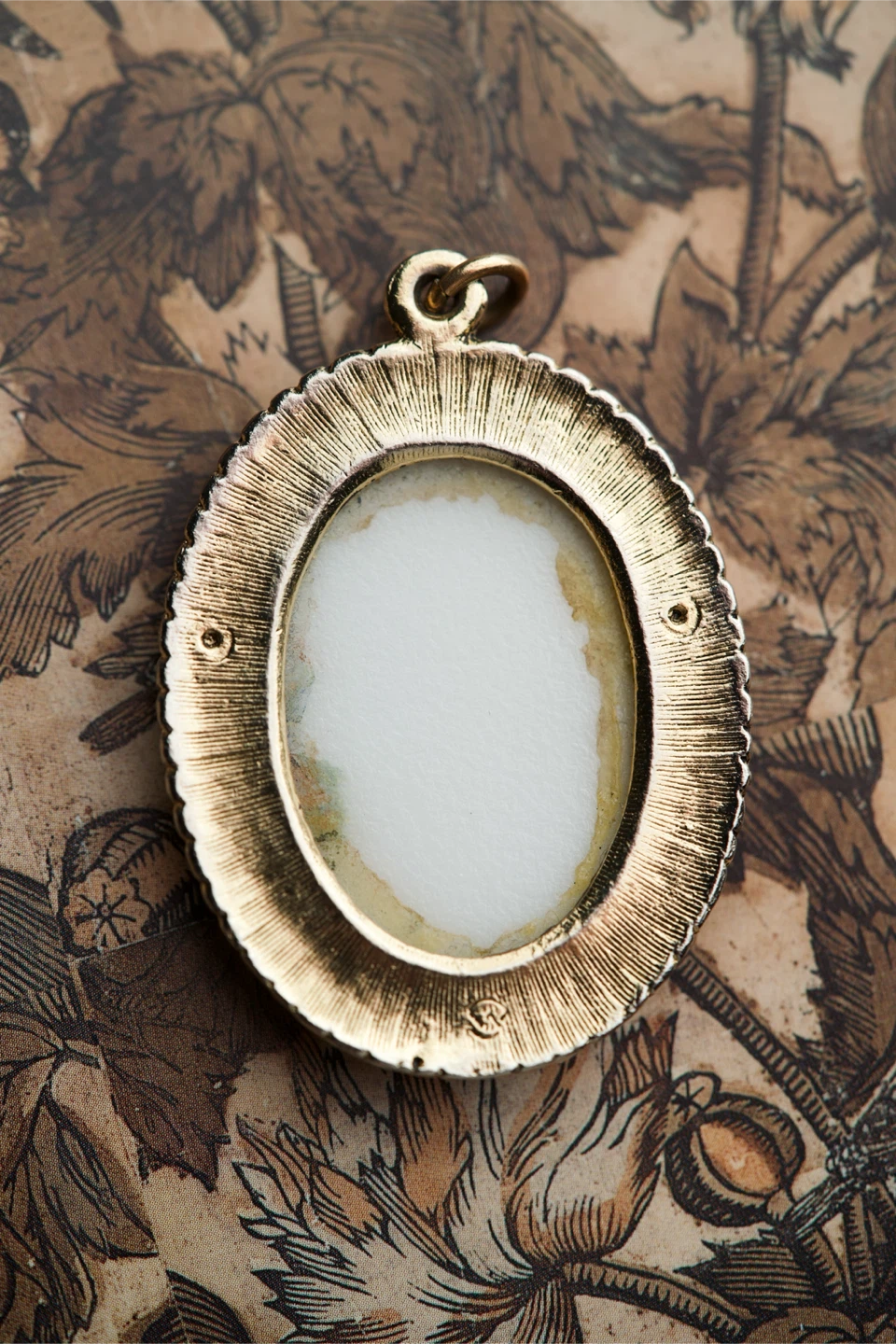 Vintage Oval Pendant with Classical Scene - photo 3