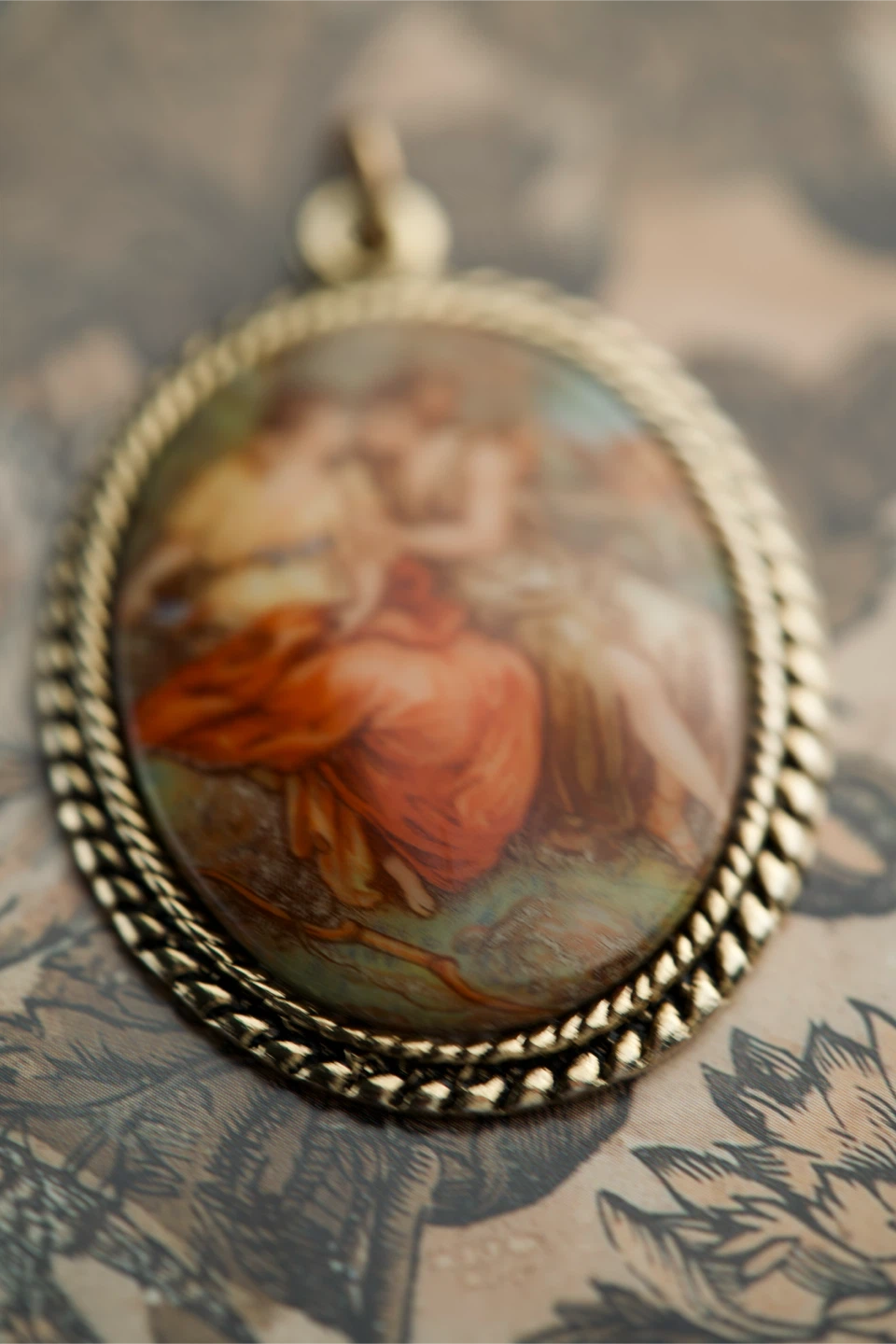 Vintage Oval Pendant with Classical Scene - photo 4