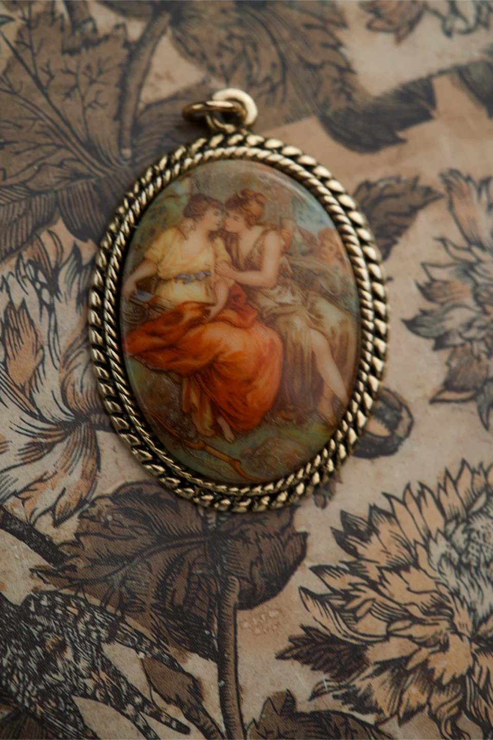 Vintage Oval Pendant with Classical Scene - photo 5