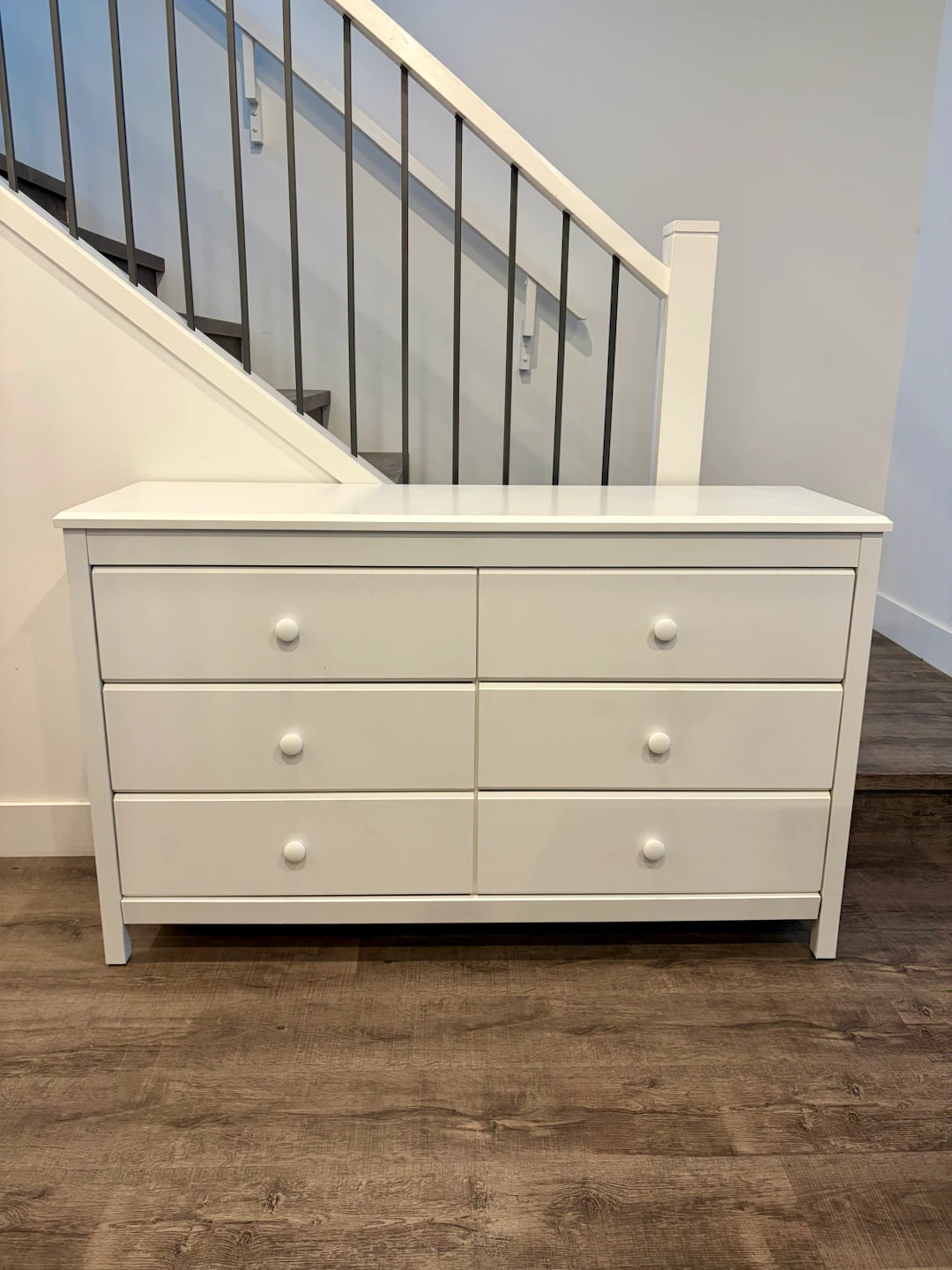 White dresser with 6 drawers