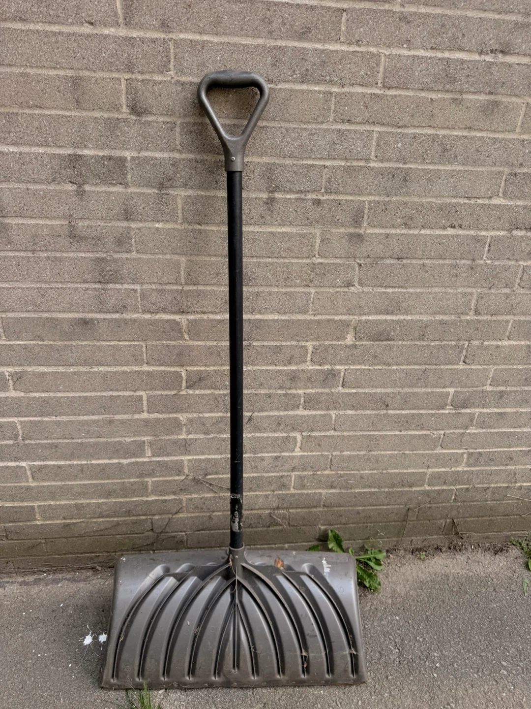 Snow shovel with ergonomic handle