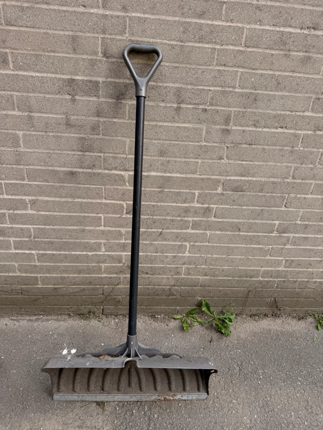 Snow shovel with ergonomic handle - photo 2