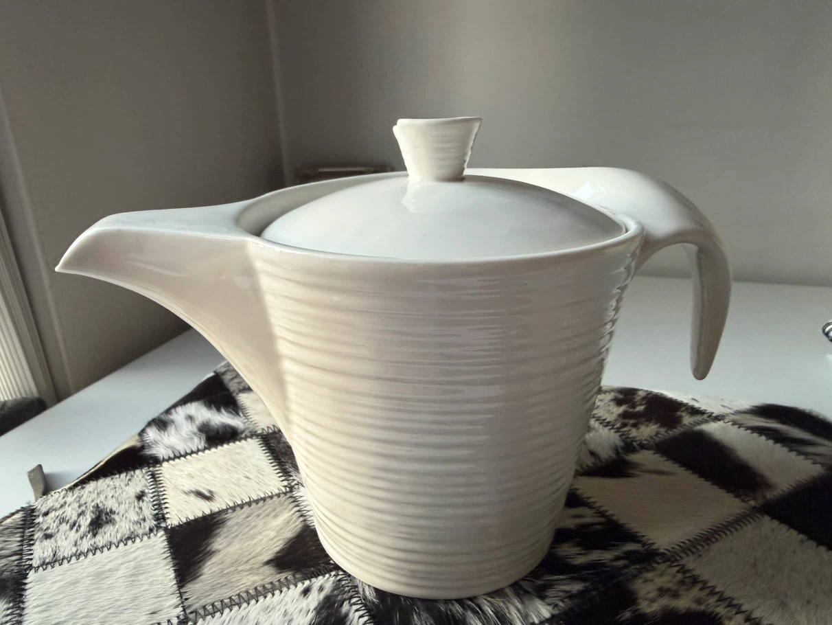White Ceramic Teapot - photo 4