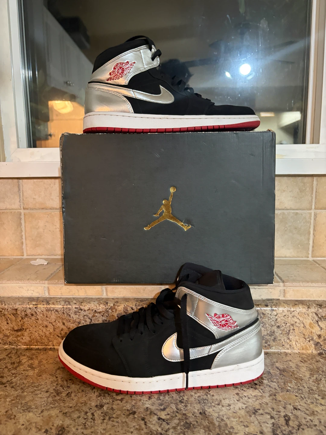 Air Jordan 1 Mid SE Black Silver Red